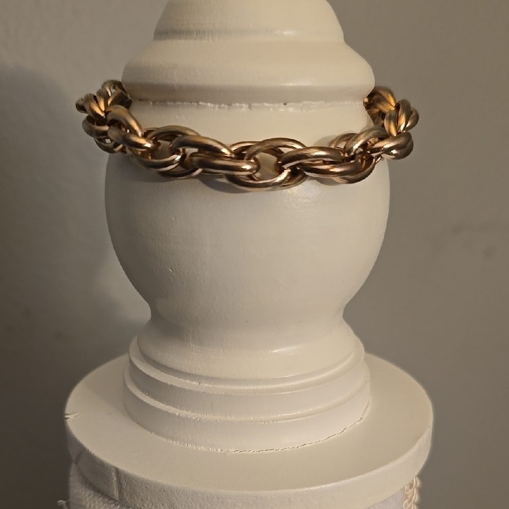 Elegant Gold Chain Bracelet